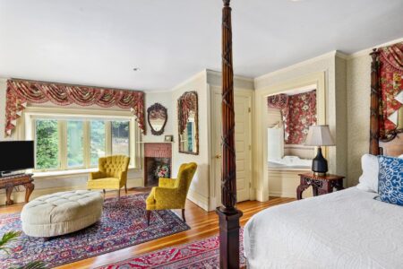 Best hotels in Lake George with an ornate bed and a fireplace
