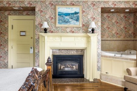 Lake George lodging with a fireplace and a jacuzzi tub