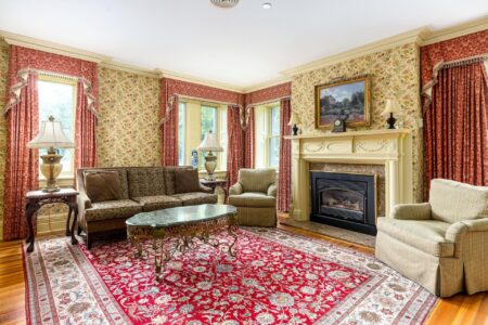 A cozy living room with a fireplace and a rug in the Best hotels in Lake George