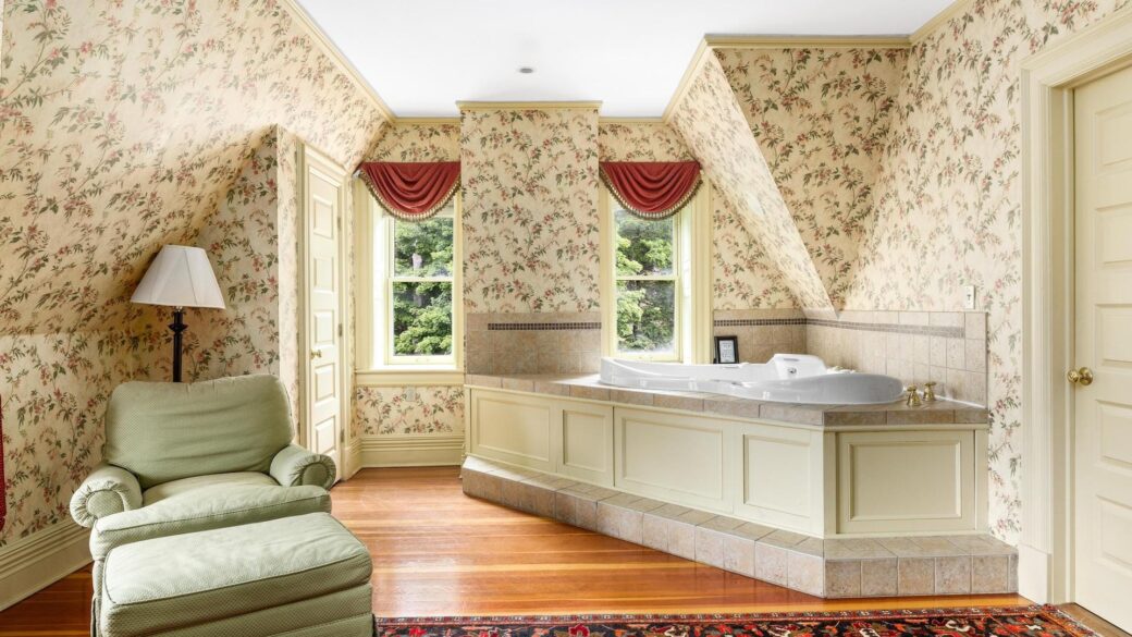 A Lake George resort with a floral wallpapered bathroom and a jacuzzi tub.